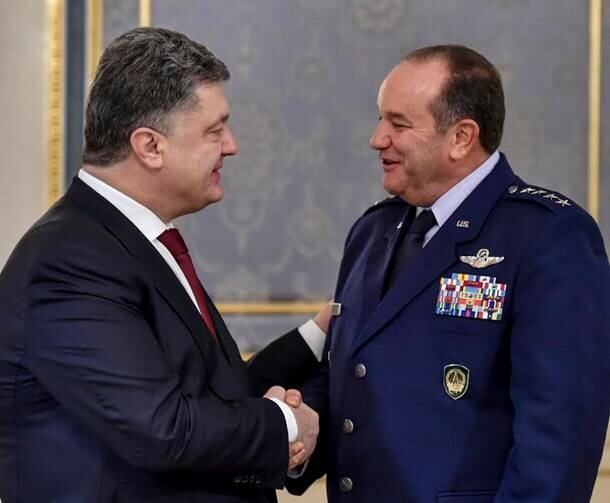Как Порошенко провел встречу с генералом НАТО (ФОТО) Как Порошенко провел встречу с генералом НАТО (ФОТО)