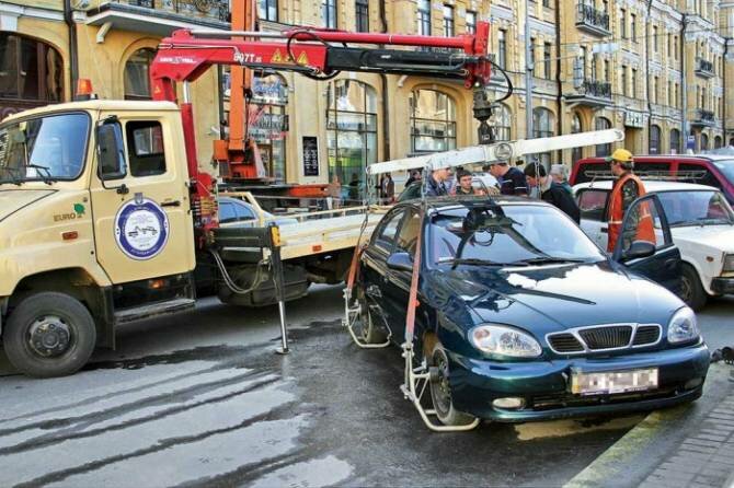 Новая полиция в Украине взялась активно эвакуировать авто