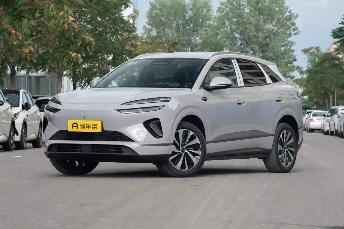 Понад тисяча китайських авто за місяць: електромобілі задають тон