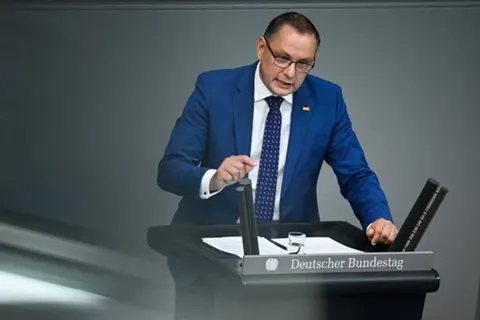 Лідер АдН закликав скасувати всі санкції проти Росії та зупинити допомогу Україн