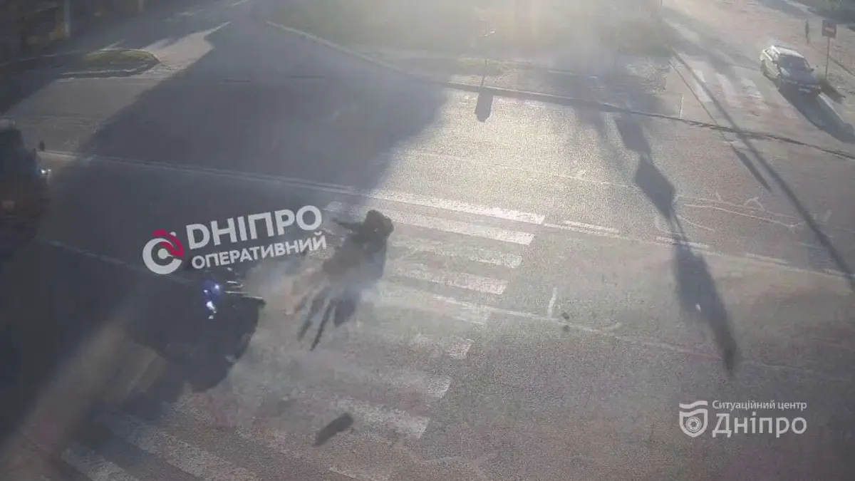 У Дніпрі мотоцикліст впав під колеса автобуса: момент зняли камери