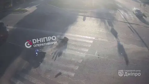 У Дніпрі мотоцикліст впав під колеса автобуса: момент зняли камери