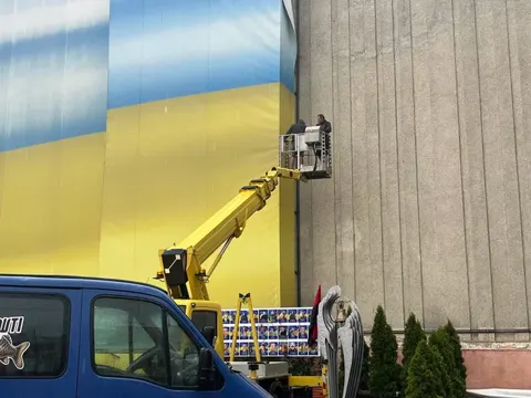 У Чернівцях на Центральній площі оновлюють банер до Дня Незалежності