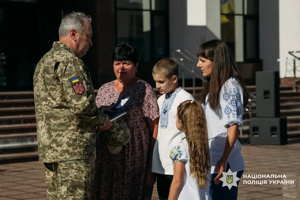 У Черкасах рідним загиблих поліцейських передали «Комбатантські хрести»