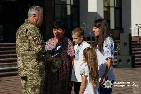 У Черкасах рідним загиблих поліцейських передали «Комбатантські хрести»