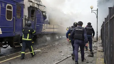 Російський дрон влучив у пасажирський потяг у Луцьку: обійшлося без постраждалих