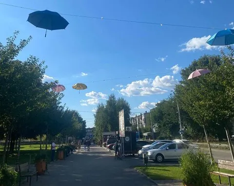 У Дніпрі за тиждень розібрали фотозону з парасольок: з 51 залишилося 19
