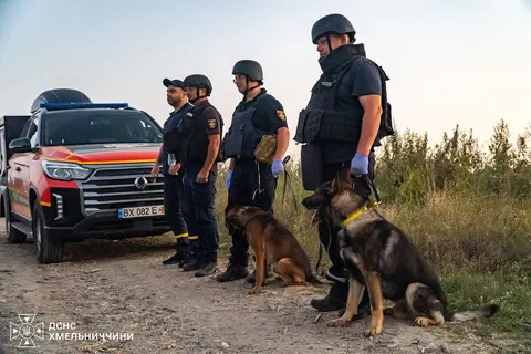 На Хмельниччині кінологи з собаками шукають зниклих після події на полігоні