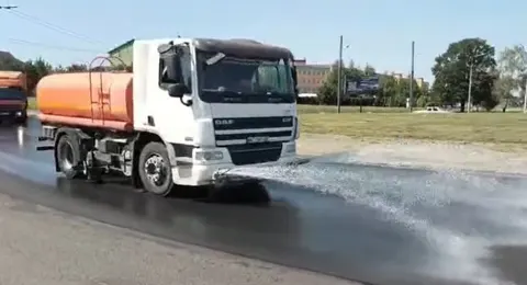 Волинські дорожники поливають асфальт, щоб він не поплив від спеки