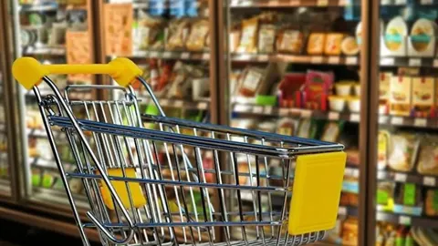 Продуктів вистачить: як Україна змінює логістику через обстріли складів