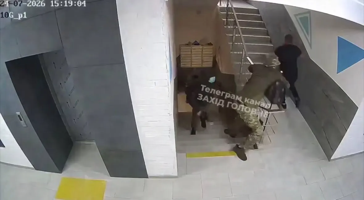 На Волині ТЦК виводило чоловіка з під'їзду: омбудсман розпочав перевірку