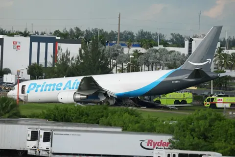 У Маямі вантажний Boeing 767 вилетів за смугу, зіткнувся з авто та загорівся: є 
