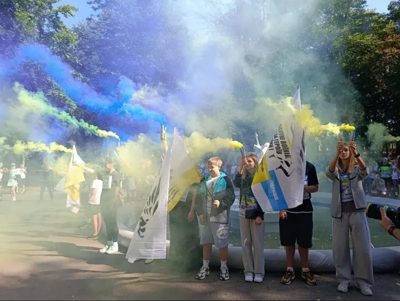 Понад 600 буковинців вийшли на забіг у Чернівцях, щоб вшанувати захисників