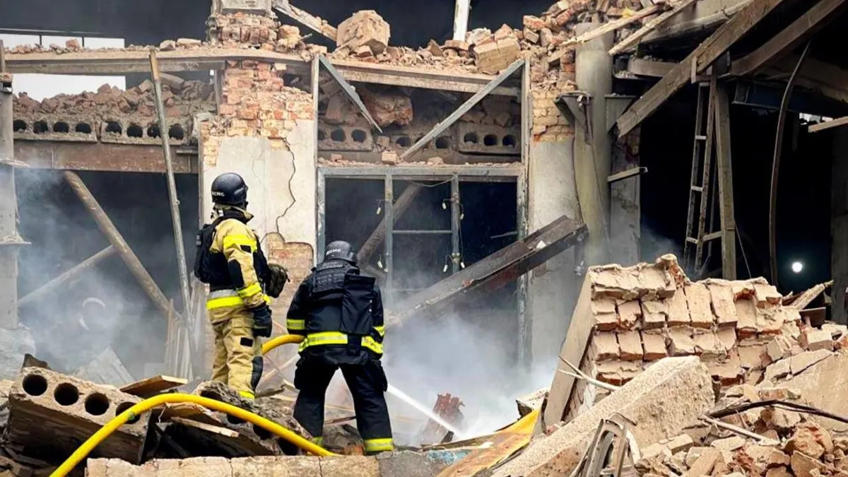 Прилуки: рятувальники загасили пожежу після удару РФ, троє загиблих, 13 поранених