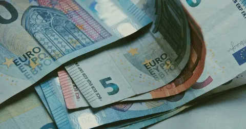 «Мінімалка» в Україні та Німеччині: що можна купити на 170 і 1600 євро