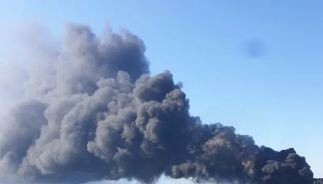 У Керчі та біля Кримського мосту після атаки дронів сталися пожежі