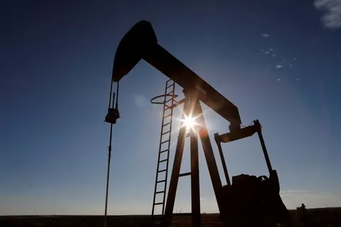 Нафта дорожчає після удару США по іранському острову: Brent перевищила $90