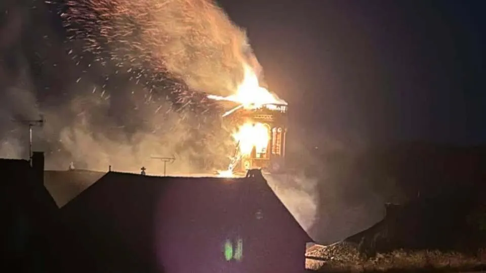 У Франції блискавка вдарила в дзвіницю церкви: шпиль обвалився