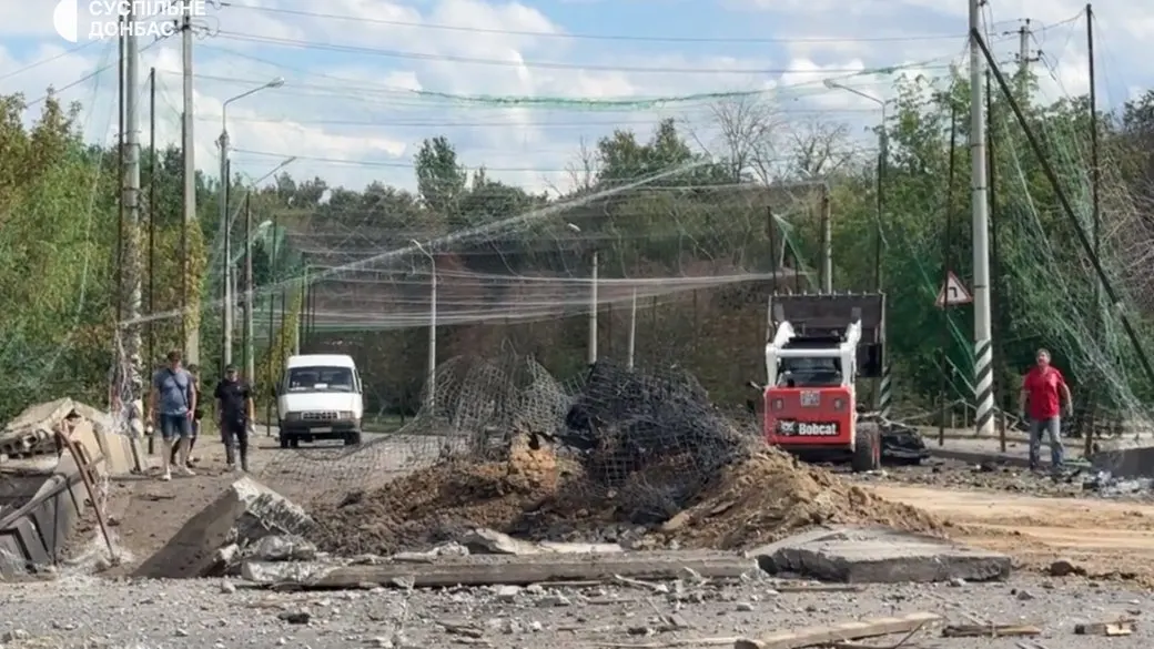 Удар РФ по мосту в Краматорську: двоє поранених, кадри наслідків