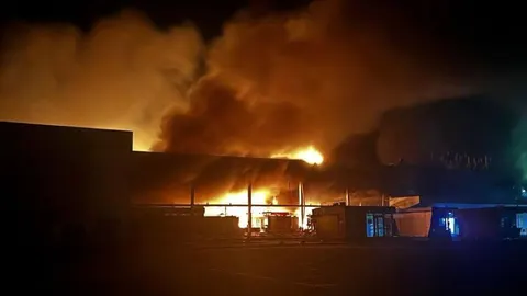 Російський удар по торговельному центру в Запоріжжі: спалахнула масштабна пожежа