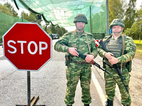 Білорусь укріплює в'їзд до Гомеля з боку Чернігова: блокпости та антидронові сіт