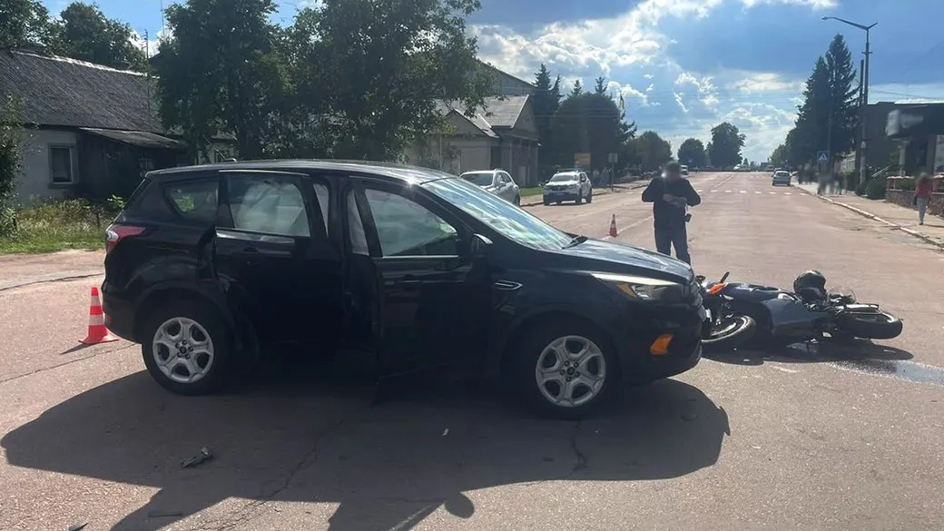 Під Житомиром мотоцикліст загинув у ДТП: авто розверталося