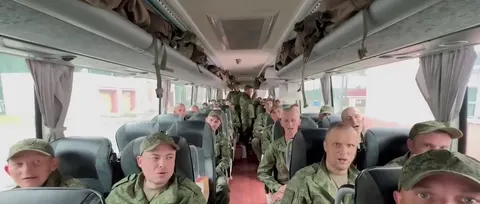 За вантажівками й прапорами: як Росія копіює українські зустрічі полонених
