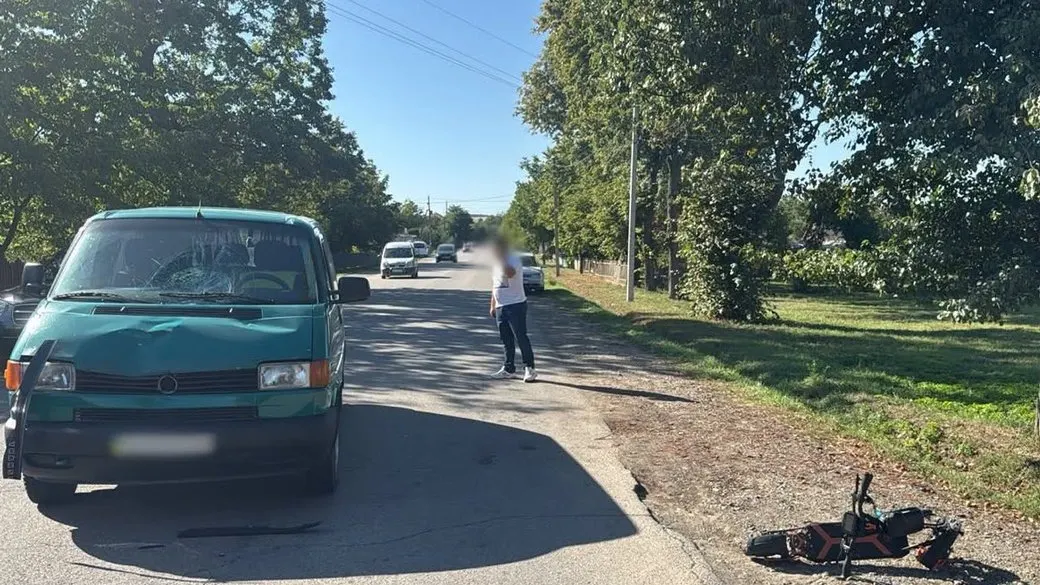 На Буковині 12-річний хлопець на електросамокаті потрапив під мікроавтобус