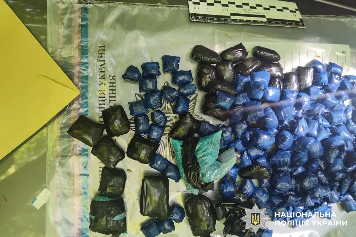 Закопали 54 згортки в землю: двом волинянам на Рівненщині загрожує до 12 років