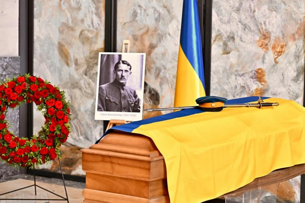 Прах Євгена Коновальця повертається в Україну: у Роттердамі провели ексгумацію