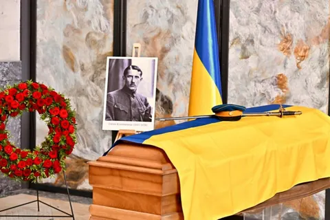 Прах Євгена Коновальця повертається в Україну: у Роттердамі провели ексгумацію
