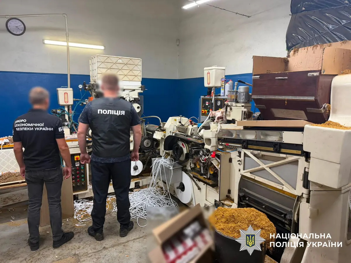 У Жовкві знайшли підпільну фабрику, яка випускала 70 000 пачок цигарок на добу