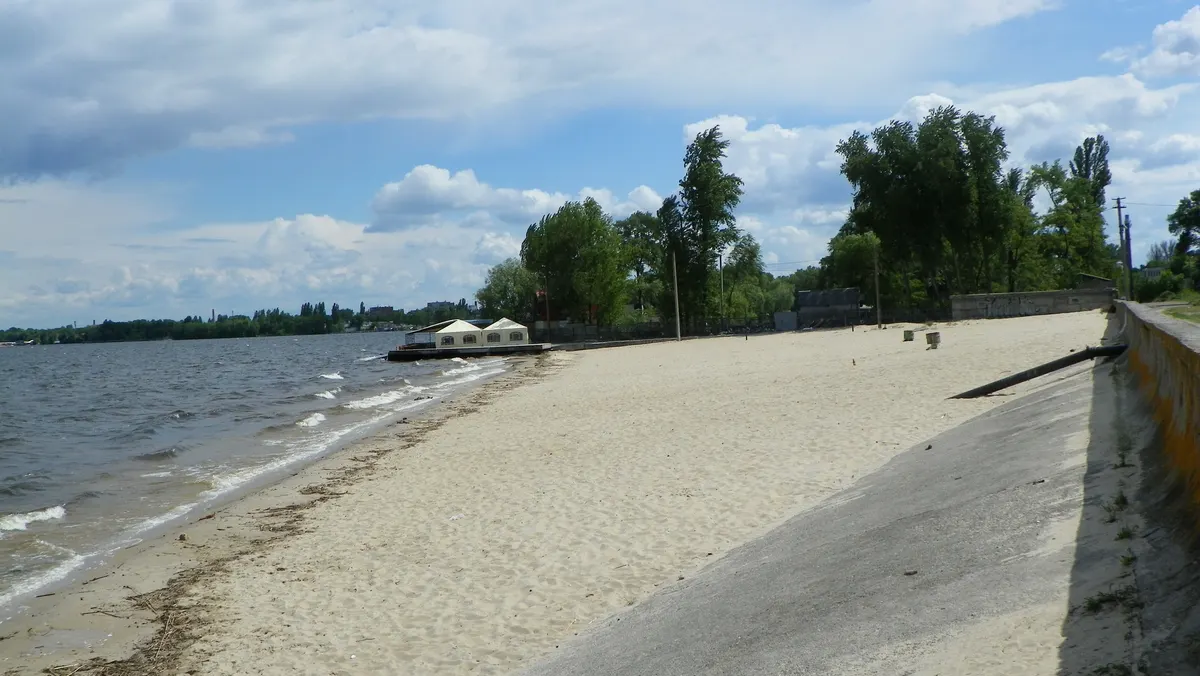 На «Сахарці» в Черкасах облаштували зону відпочинку: купатися поки що не можна
