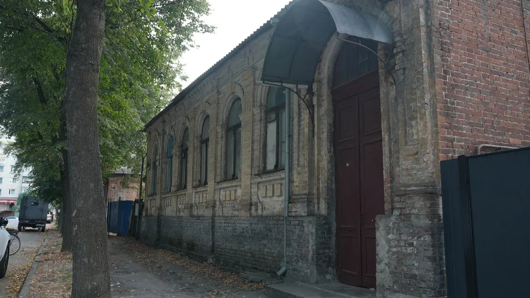У Сумах історичний будинок розібрали до фундаменту: що кажуть власниця та архітектор