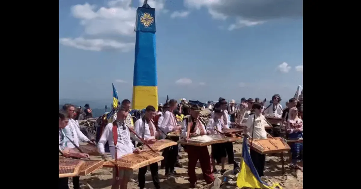 На Говерлі 35 цимбалістів зіграли «Аркан»: звук пробирає до кісток