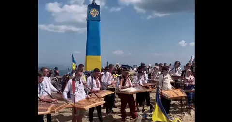 На Говерлі 35 цимбалістів зіграли «Аркан»: звук пробирає до кісток
