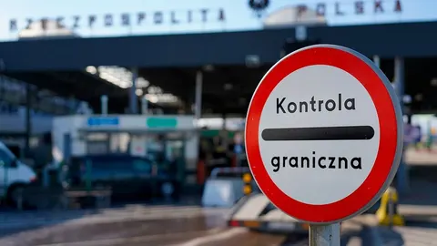 Понад 67% поляків підтримують депортацію безробітних українців
