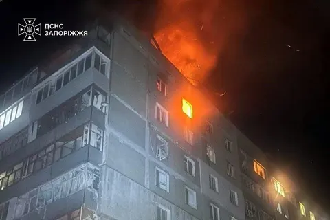Нічна атака на Запоріжжя: дрон влучив у дев'ятиповерхівку, постраждали мати з сином