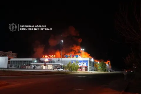 Нічний удар по Запоріжжю: росіяни влучили в торговельний центр
