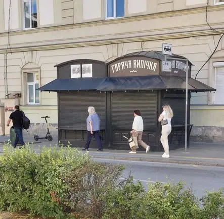 У Львові прибрали ще два кіоски: один заважав пішоходам, інший — стояв на зупинц
