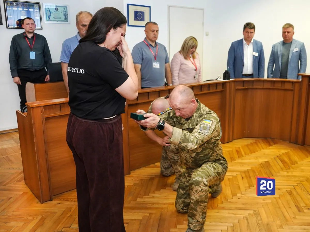 «Ти мама захисників»: у Вінниці матері 19-річного прикордонника Едема Алієва передали «Хрест Честі»