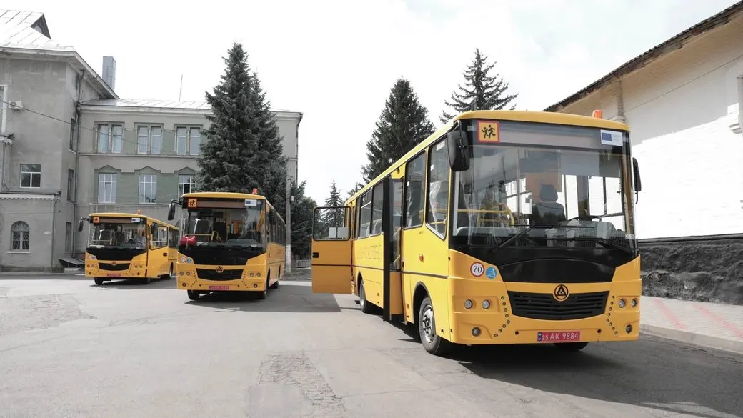 На Вінниччині три громади отримали інклюзивні шкільні автобуси