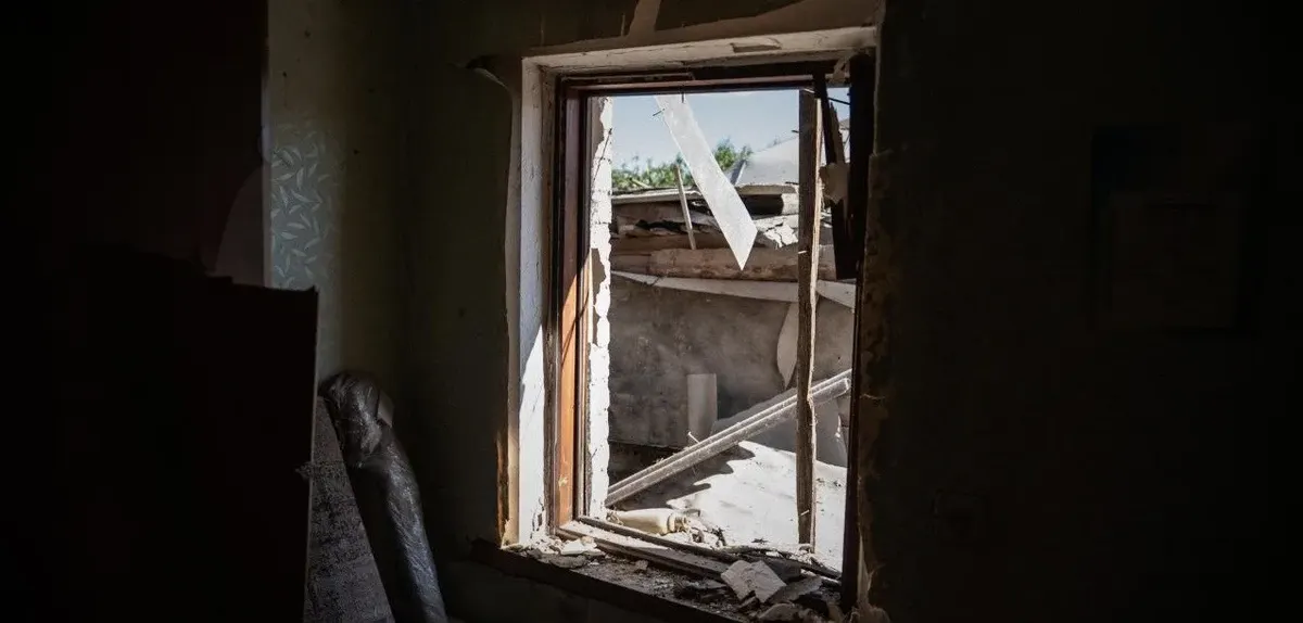 Суми після авіаудару: люди другий день розбирають руїни й рятують консервацію
