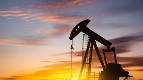 Нафта дорожчає через удари США та Ірану: Ормузька протока майже паралізована