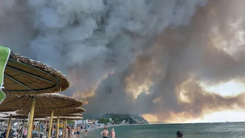 Пекло в Халкідікі: туристів із грецьких курортів рятують морем