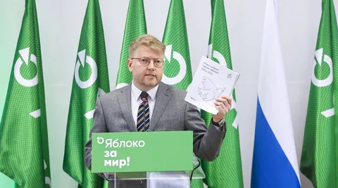 Російський суд остаточно зняв «Яблуко» з виборів, під будівлею затримали десятки