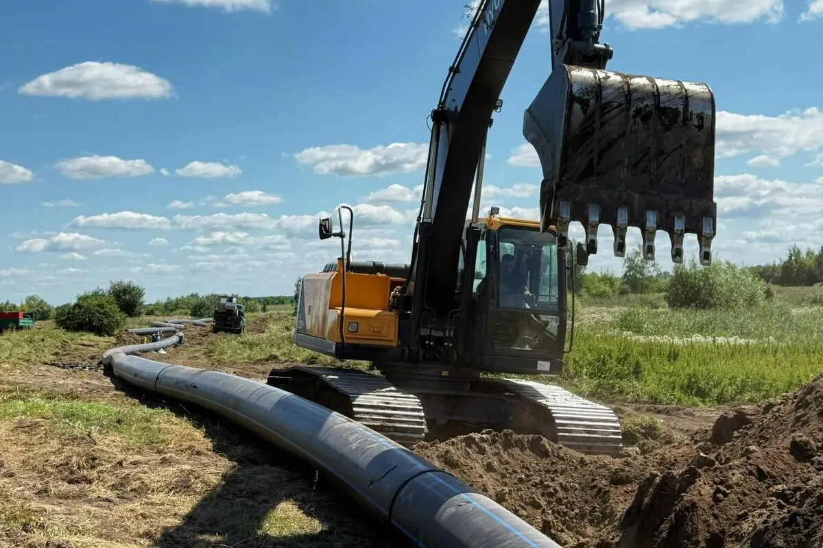 У Магерові оновлюють аварійний водогін: уже проклали пів кілометра мережі