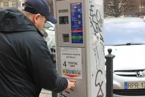 У Львові заробили ще два паркувальні майданчики: 32 місця