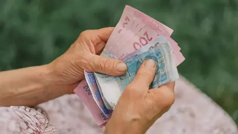 Пенсіонерам із виплатами до 10 340 грн автоматично додадуть грошей: що відомо