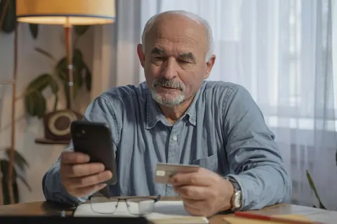 Пенсіонерам на замітку: які оператори дають знижки на мобільний зв'язок